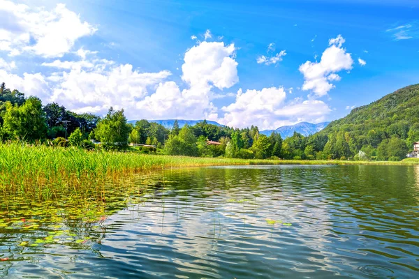 Górskie jezioro Lago di Lagolo we Włoszech — Zdjęcie stockowe