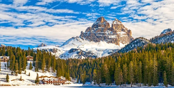 Озеро Мисурина и Tre cime di Lavaredo зимой. Доломиты — стоковое фото