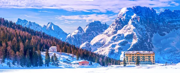 Dolomieten in de winter door Misurina Lake, Belluno — Stockfoto