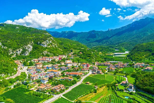 Trentino venkovské krajiny, vesnice Drena — Stock fotografie