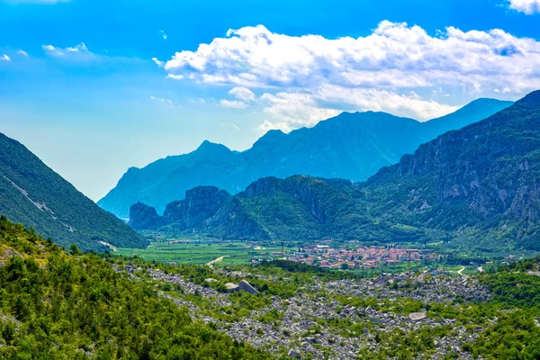 Trentino vidéki táj, Sarca-völgy felett Garda-tó — Stock Fotó