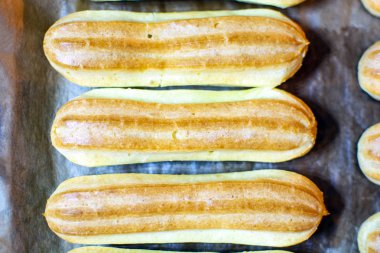 Bir fırın tepsisinde Eclairs