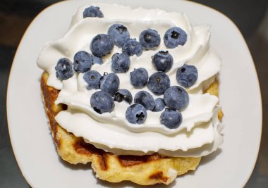 Liege Belçika Waffle krem ve yaban mersini ile İnci Şeker ile