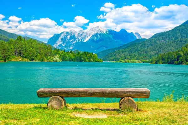 Panchina vuota sulla riva del lago di montagna — Foto Stock