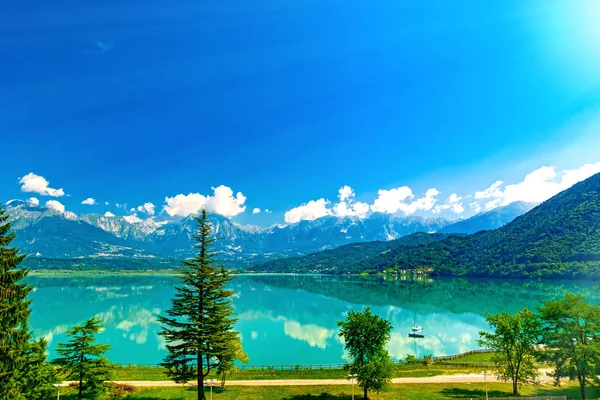 Lago nelle Alpi italiane — Foto Stock