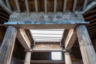 İtalya 'nın Pompeii kentindeki Atrium evi. Vezüv Dağı 'nda (arka planda görülen) 79 yılında volkanik patlamayla yok edildi.