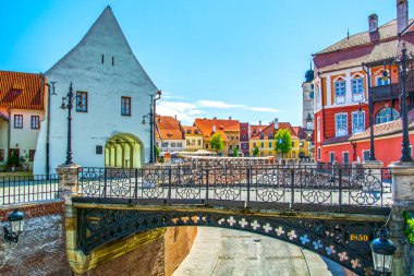 Sibiu, Transilvanya, Romanya, Yalancılar Köprüsü ve Küçük Meydan ve Konsey Kulesi manzarası 
