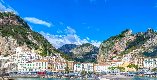 İtalya 'nın merkezinde Amalfi Katedrali, Akdeniz, Tyrhenian Denizi kıyısındaki Salerno Körfezi' nin panoramik manzarası