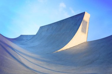 mavi gökyüzü ve gri harwich, essex, İngiltere'de beton ile açık skatepark