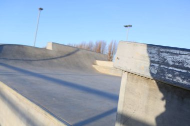 mavi gökyüzü ve gri harwich, essex, İngiltere'de beton ile açık skatepark