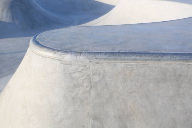 mavi gökyüzü ve gri harwich, essex, İngiltere'de beton ile açık skatepark