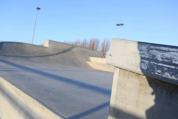 Skatepark Aire Libre Con Cielo Azul Hormigón Gris Harwich Essex — Foto de Stock