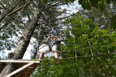 tırmanma ve yüksek ip parkuru meydan okuma sorunu üzerinde alarak çocuk