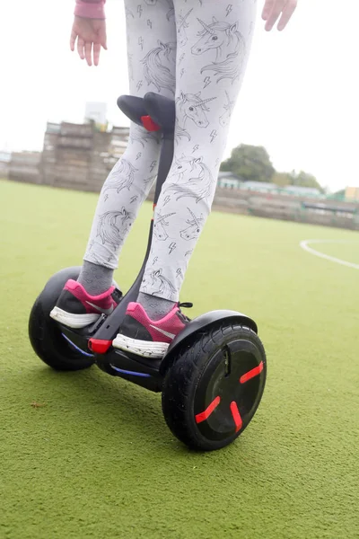 Dzieci Bawiące Się Segway Sztucznej Trawie Poza Bezpieczny Klasa Dla — Zdjęcie stockowe