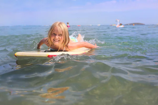 金髪のかわいい女の子 Bodyboading イギリスのデヴォンやコーンウォールでのサーフィン — ストック写真