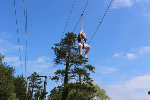 Fil Zip Sur Parcours Cordes Hautes Avec Jeune Garçon Glissant — Photo