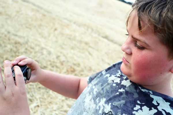 Мальчик Лет Фотографирует Спортивной Камеры Кукурузном Поле — стоковое фото