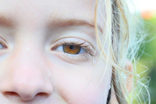 Young Girl Brown Eyes Close Water Face — Stock Photo, Image