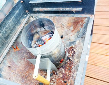 bbq baca başlatıcı ile yanan kömür ve kor bbq içine dökmeye hazır