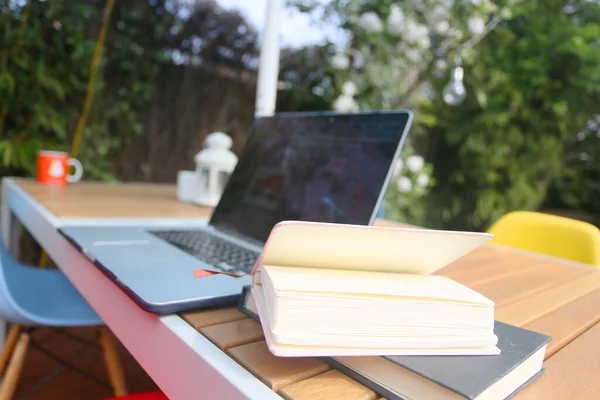 Laptop Notatnik Ogrodzie Jako Biuro Domowe Zewnątrz Pracujące Zamknięciu — Zdjęcie stockowe