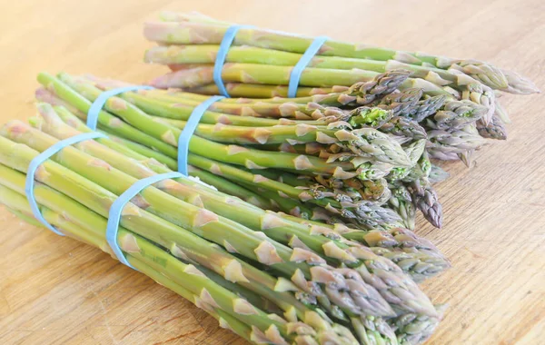 Bunches Season Asparagus Wooden Table Natural Light — Stock Photo, Image