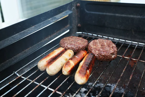 Vaření Venku Bbq Létě Uzeniny Hovězí Hamburgery — Stock fotografie