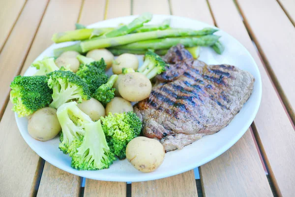 Steak Brocolli Légumes Dîner Dans Jardin Extérieur Été — Photo