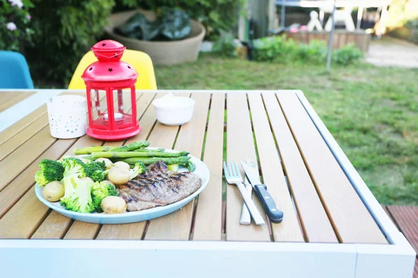 여름에 정원에서 스테이크 브로콜리 식사를 — 스톡 사진