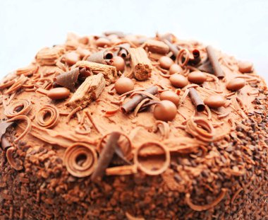 Zamanı çikolatalı büyük bir pastayla kutlayın ve ikram edin.