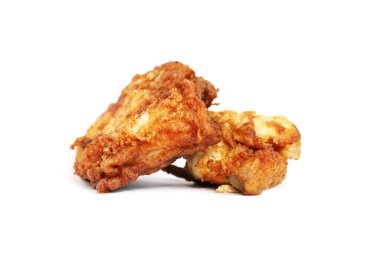 Kızarmış tavuk kızartılmış ve beyaz arka planda izole edilmiş.