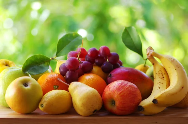 Varias Frutas Exóticas Frescas Mesa Fondo Verde — Foto de Stock