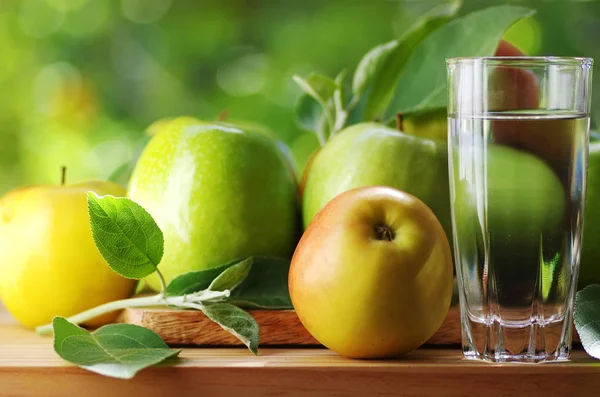Świeże Jabłka Dojrzałe Szklankę Wody — Zdjęcie stockowe