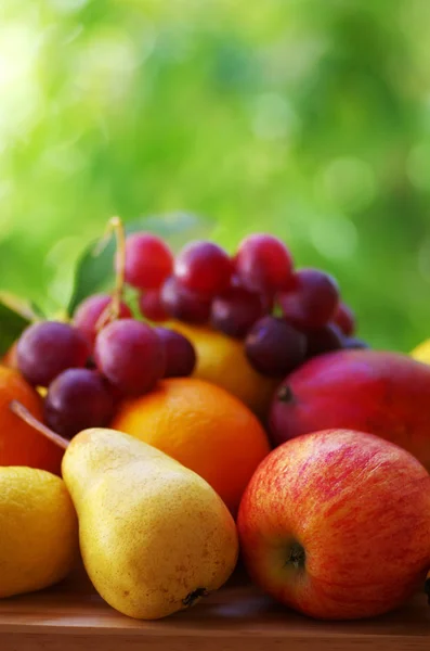 Frutas Mixtas Mesa Fondo Verde —  Fotos de Stock