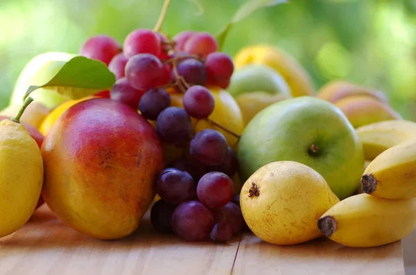 Exotische Früchte Auf Dem Tisch Grüner Hintergrund — Stockfoto