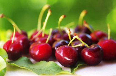 Yeşil arka plan üzerinde izole tatlı kiraz çilek