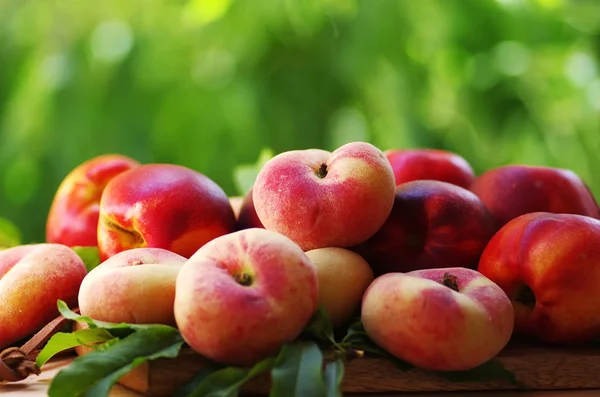 Ripe Peaches Leaves Table — Stock Photo, Image