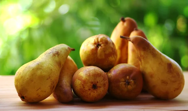 Long Pears Table — Stock Photo, Image