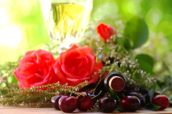 Cortiça Vinho Garrafa Cerejas Vermelhas — Fotografia de Stock