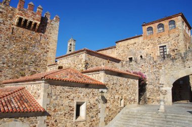 Caceres duvarlarını. Şehrin eski dörtte bir bakış. İspanya