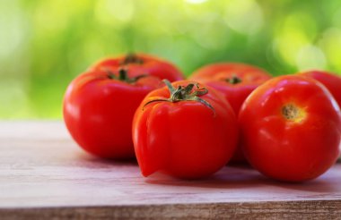 eski ahşap masa üzerinde kırmızı domates