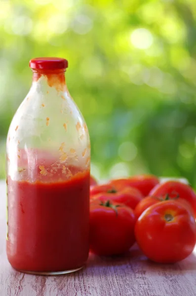 Bottiglia Ketchup Fatto Casa Pomodori Sul Tavolo — Foto Stock