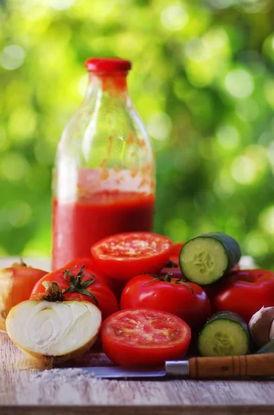 Dojrzałe Pomidory Butelki Koncentratu Pomidorowego — Zdjęcie stockowe