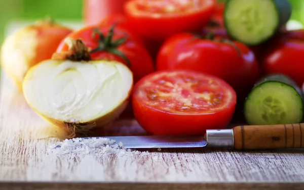 Κόκκινες Ντομάτες Κρεμμύδι Αλάτι Μαχαίρι Κουζίνας Στο Τραπέζι — Φωτογραφία Αρχείου