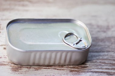 ahşap arka plan üzerinde demir kutu sardalya