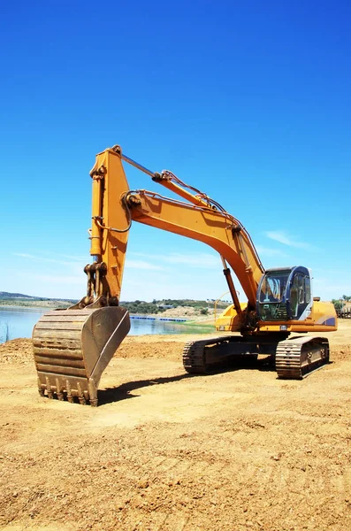 Gelber Bagger Gräbt Erde Auf Naturfeld — Stockfoto