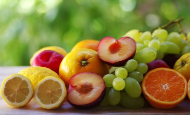 Tahta masada taze meyveler.