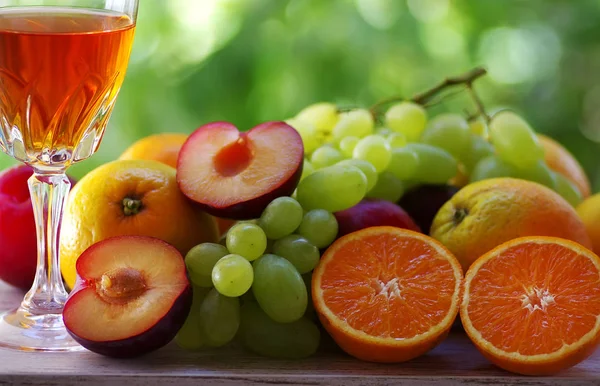 Vinho Frutas Cítricas Uvas Ameixas — Fotografia de Stock