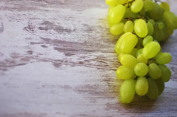 Beyaz ahşap masa üzerinde üzüm