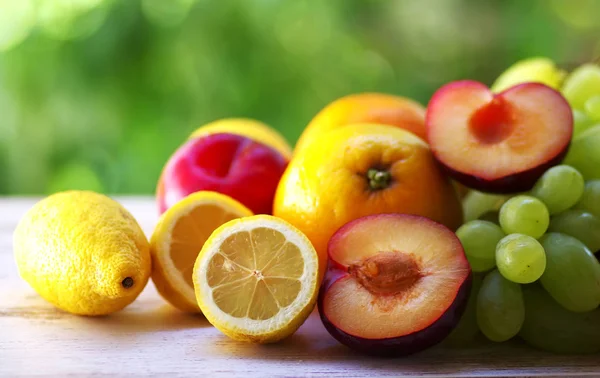 Frutas Cítricas Ameixas Uvas Mesa Madeira — Fotografia de Stock