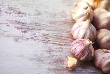 Ahşap arka plan üzerinde taze sarımsak closeup